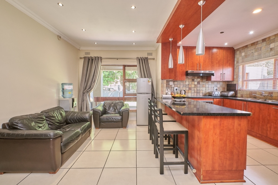 6 Bedroom Property for Sale in Oakglen Western Cape